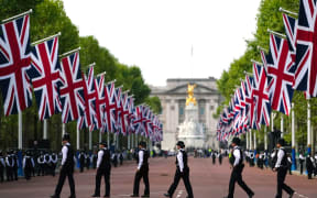 Police officers patrol along the Mall ahead of a procession of the coffin of Britain's Queen Elizabeth II from Buckingham Palace to the Palace of Westminster in London on September 14, 2022. - Queen Elizabeth II will lie in state in Westminster Hall inside the Palace of Westminster, from Wednesday until a few hours before her funeral on Monday, with huge queues expected to file past her coffin to pay their respects. (Photo by Victoria Jones / POOL / AFP)
