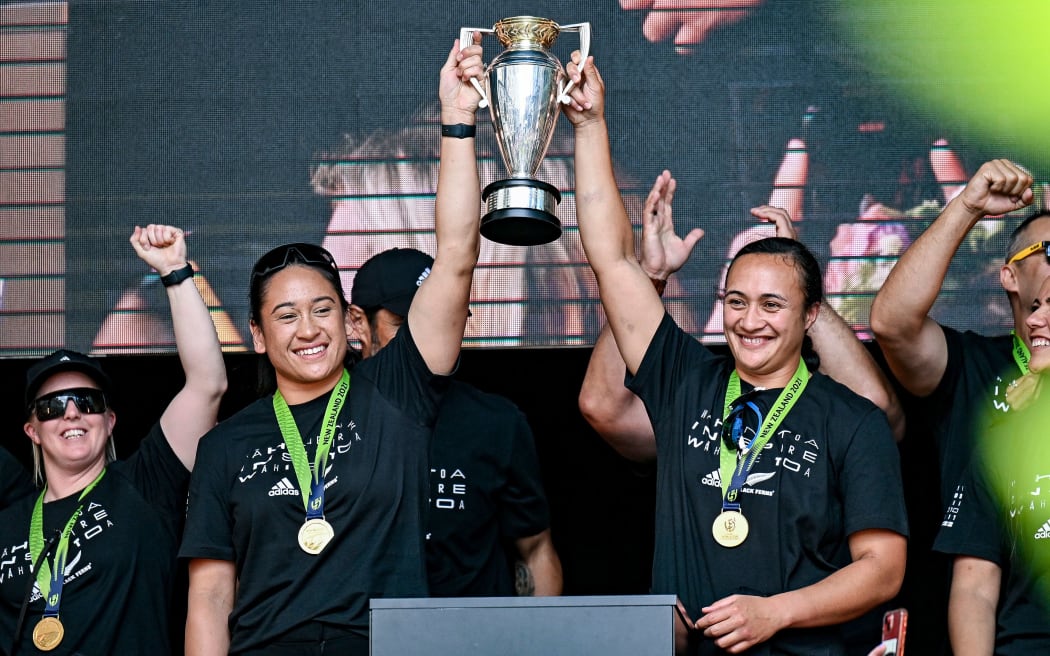 Kennedy Simon and Ruahei Demant of New Zealand lift the trophy for the fans.
New Zealand Black Ferns Thank You Aotearoa - Celebrate #LikeaBlackFern event at Te Komititanga Square, Auckland, New Zealand on Sunday 13 November 2022. Mandatory credit: Alan Lee / www.photosport.nz
