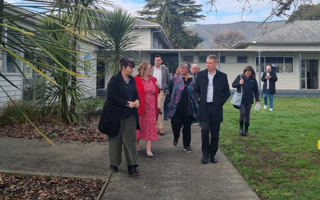 Principal Ellie Salčin-Watts, left, shows Labour leader Chris Hipkins around Salisbury School in Richmond. Samantha Gee/RNZ.