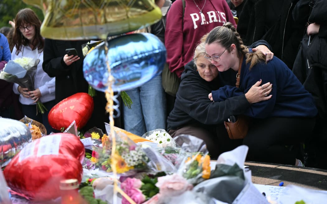 Fans of former One Direction singer Liam Payne gather with balloons and flowers beside the Peter Pan statue in Kensington Gardens, adjacent to Hyde Park for a memorial following the singer's death earlier in the week, in London on October 20, 2024. - Payne, fell from a third-floor hotel balcony in Buenos Aires, the  Argentinian capital on Wednesday. While the exact circumstances of the fall are unclear, police said they responded to a report of "an aggressive man who may be under the influence of drugs or alcohol". (Photo by JUSTIN TALLIS / AFP)