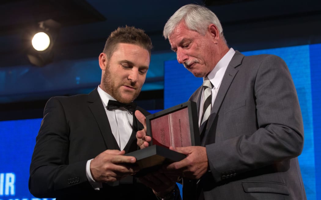 Brendon McCullum receives Sir Richard Hadlee Award 2015.