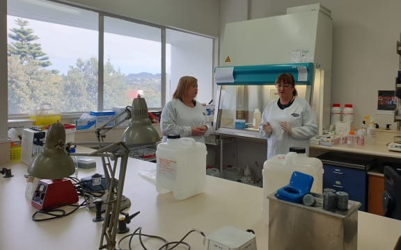 Dr Megan Woods taking a tour around ESR.