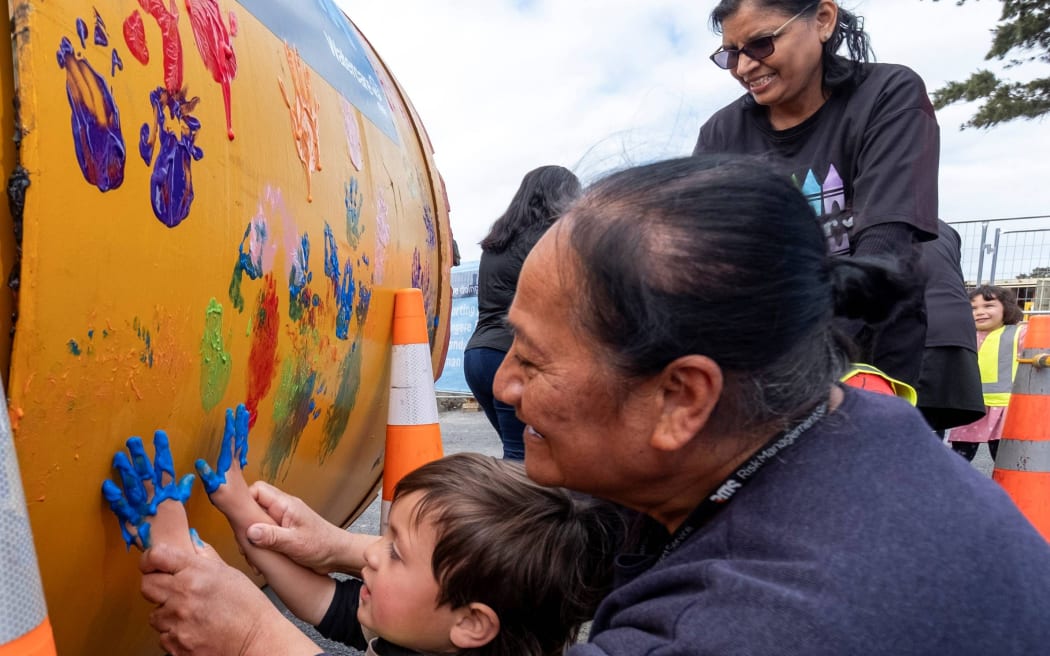 Children and teachers from Kidz & Crayonz Early Childhood Centre joined Watercare staff to give Moana, the tunnel-boring machine, a colourful send-off before tunnelling began six metres underground.