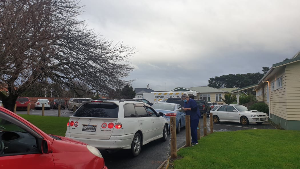 Cars queue at the Covid-19 testing station at Taranaki Base Hospital.