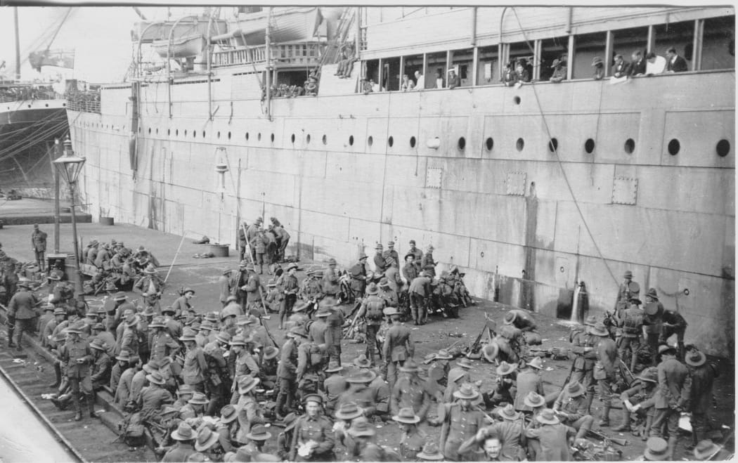 Troops on the HMNZT Tahiti disembarking at Alexandria.