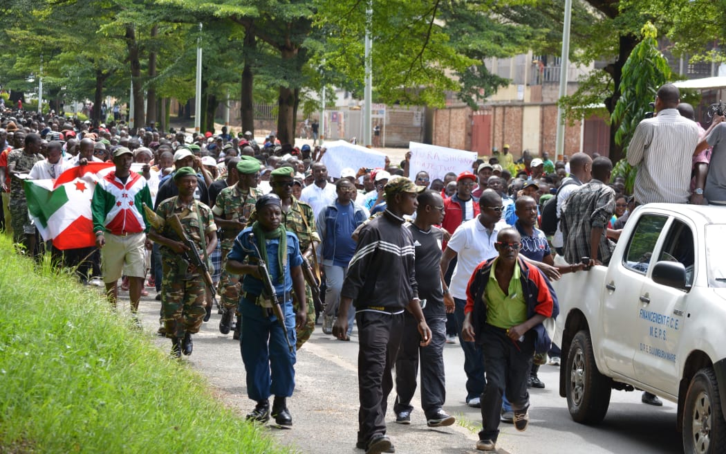 Burundian people gather to support Burundian military following the attacks to a Burundian military facility in Bujumbura. Yvan Rukundo / Anadolu Agency