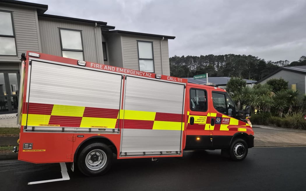 Crews fight Auckland townhouse fire | RNZ News