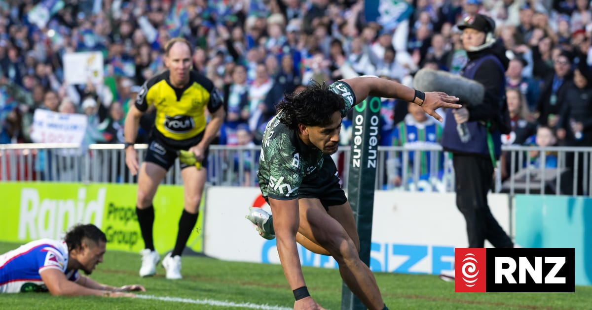Warriors at top of NRL table after 14-point win over Knights