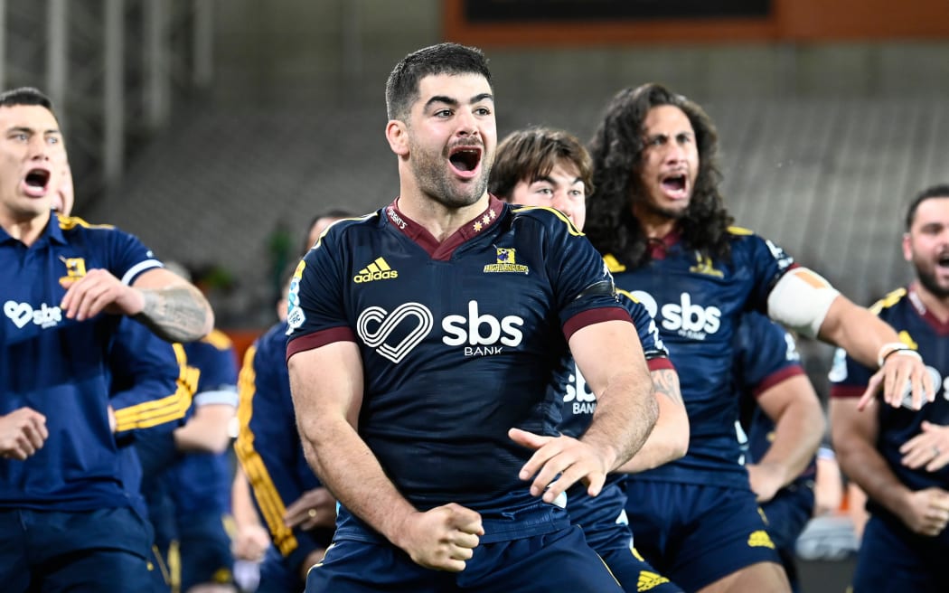 Captain Billy Harmon leads a Highlanders haka to acknowledge the final game of halfback Aaron Smith.