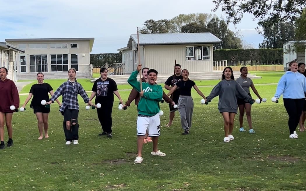 Tamariki preparing for He Toi Kupu - Uhi Tai