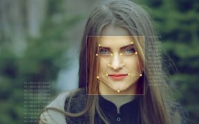 Recognition of a female face by layering a mesh and the calculation of the personal data by the software.