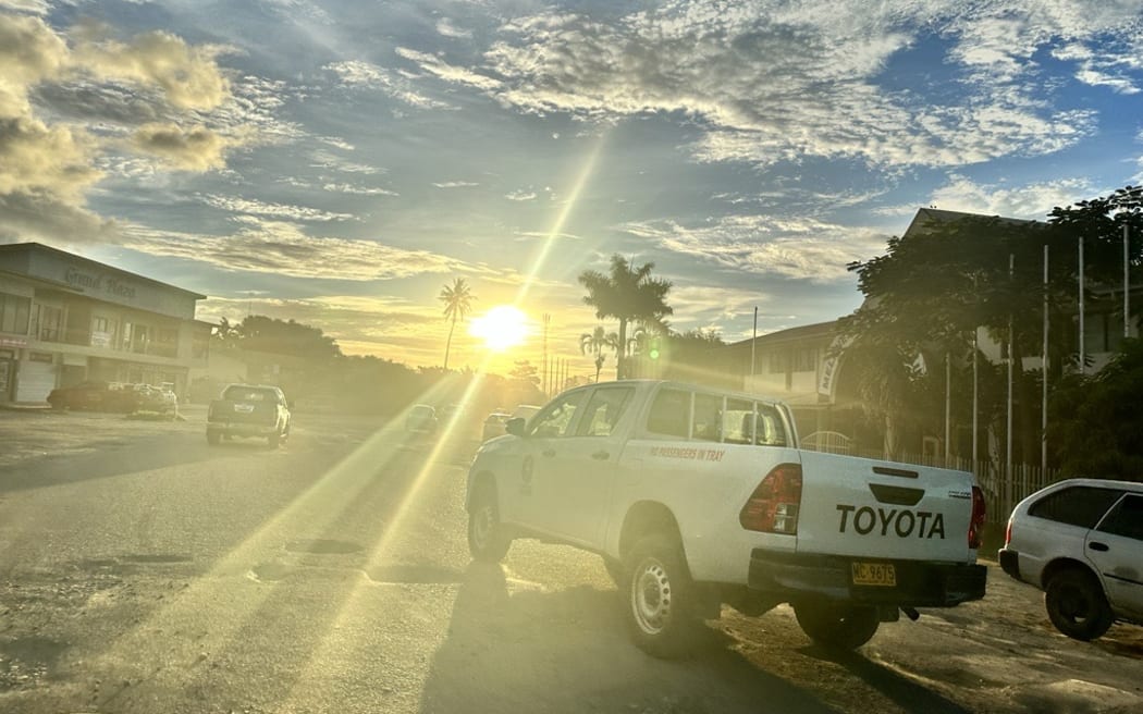W miarę jak mieszkańcy Wysp Salomona wykonują swoje codzienne obowiązki, rośnie presja na utworzenie kolejnego rządu w stolicy, Honiarze.