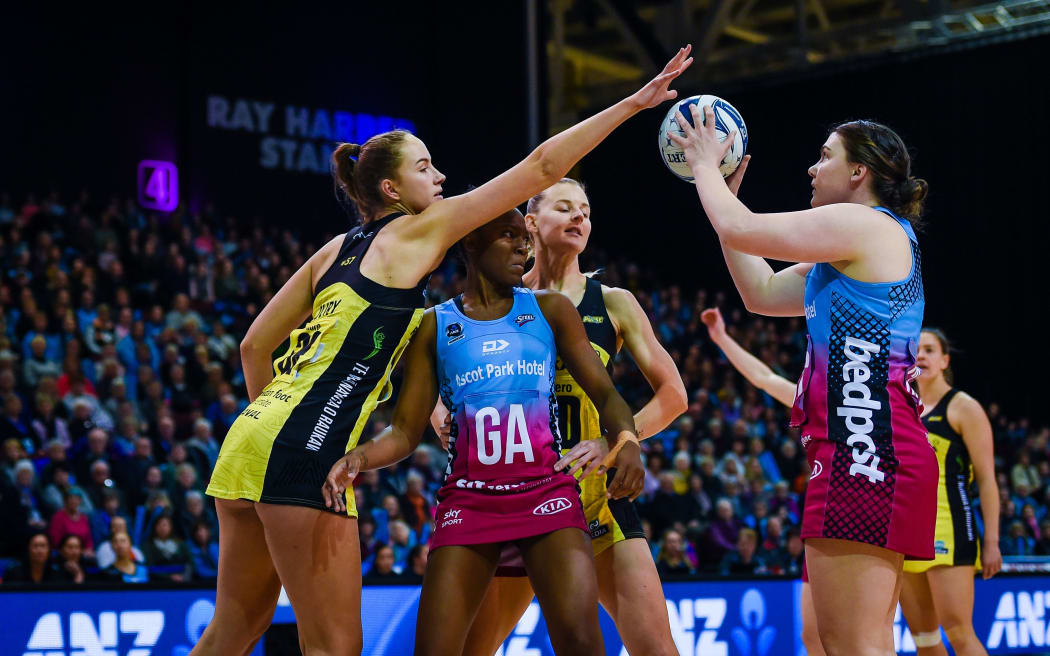 Kelly Jury (L) & Ellen Halpenny (R).  Central Pulse v Southern Steel in ANZ Premiership Netball.
