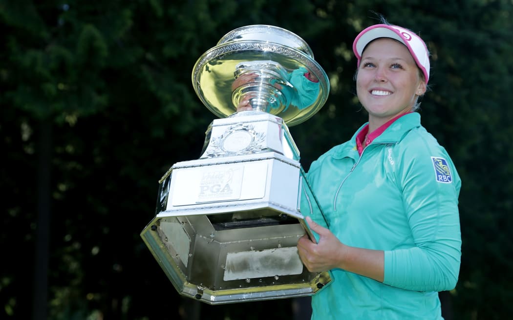 Canadian winner Brooke Henderson poses with the Women's PGA Championship trophy at Sahalee Country Club on June 12, 2016 in Sammamish, Washington. Jeff Gross/Getty Images/AFP 
JEFF GROSS / GETTY IMAGES NORTH AMERICA / AFP