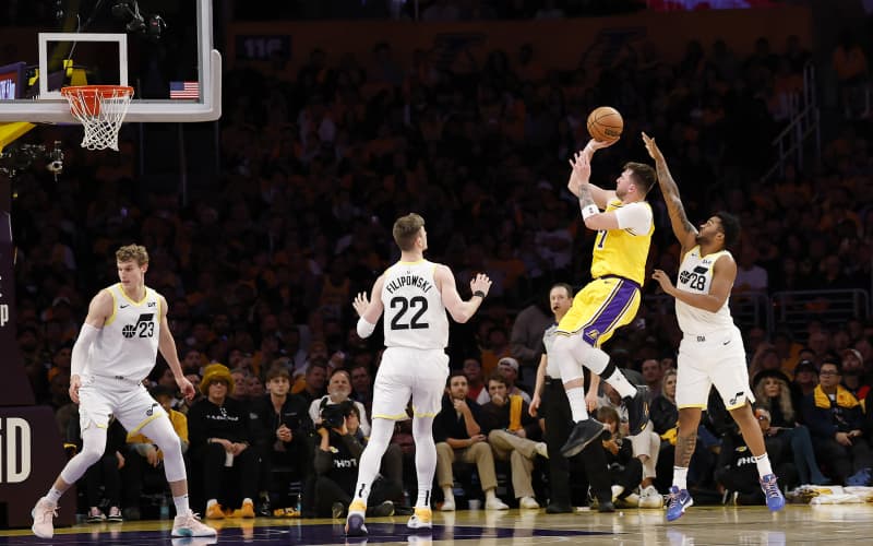 Lakers rout Jazz in Luka Dončić's debut | RNZ