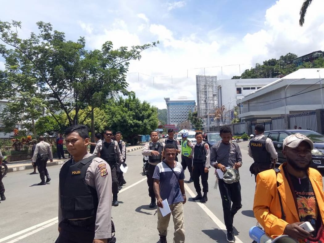 A Papuan group was taken in by Indonesian police on 7 April 2018 after holding a public collection for donations to a relief fund for earthquake victims in neighbouring Papua New Guinea.