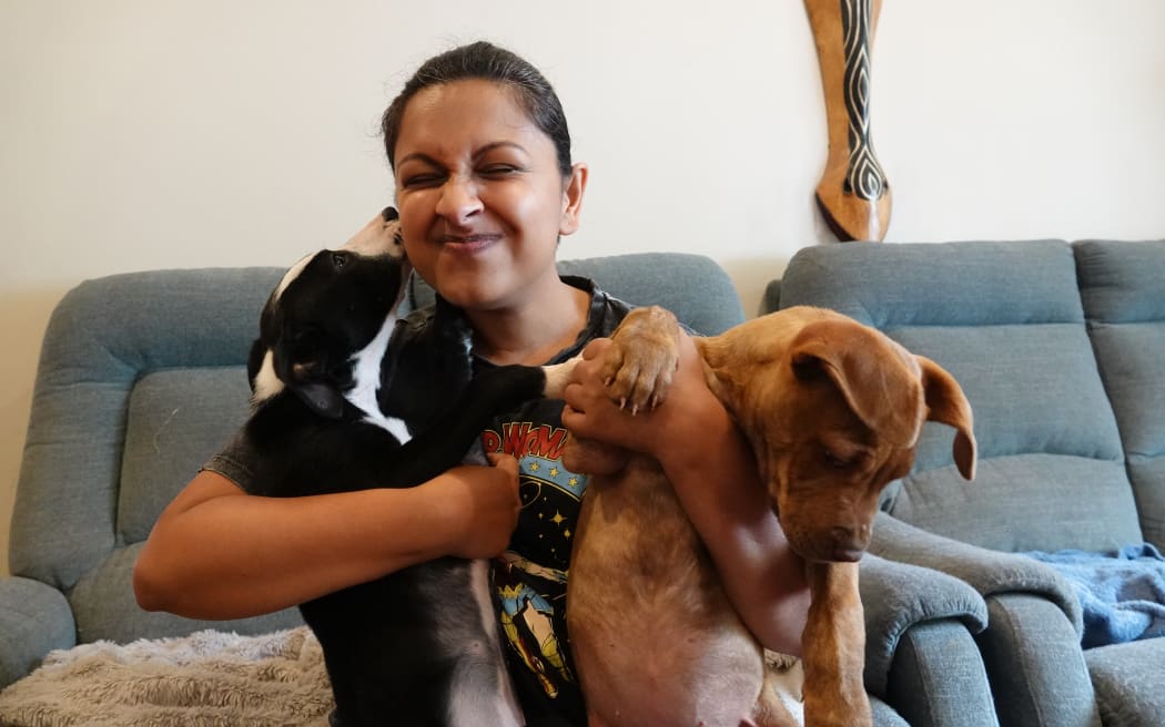 Mini Vadke gets a kiss from Mouse, while holding Xena.