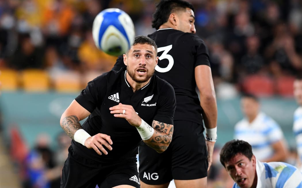 TJ Perenara of the All Blacks releases the ball during the Round 4 Rugby Championship match between the Argentina Pumas and the New Zealand All Blacks at Suncorp Stadium in Brisbane, Saturday, September 18, 2021.