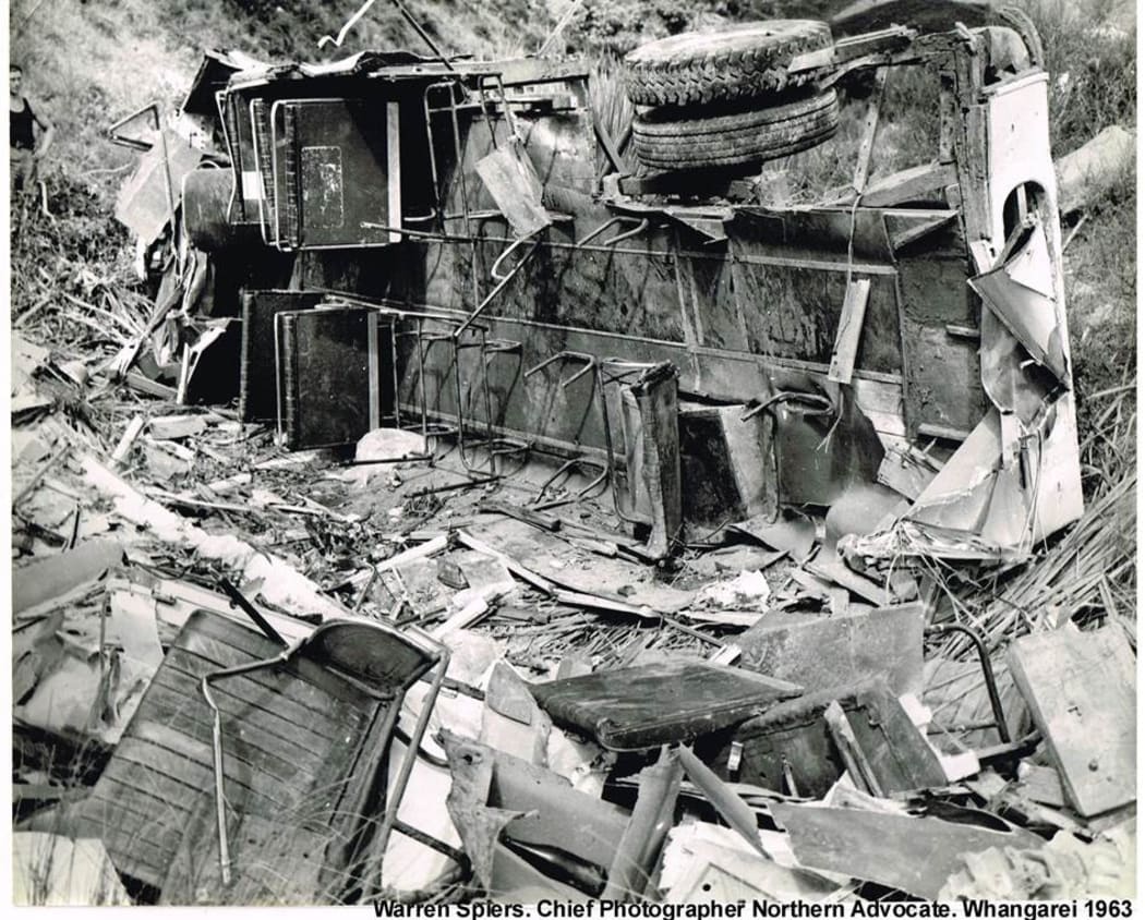 Brynderwyn bus crash, 1963