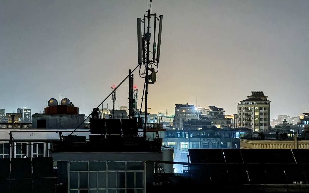 A general view shows a telecommunications antenna installed for internet services on the rooftop of a house in Kabul, late evening on September 29, 2025, following a nation-wide telecom outage. A huge communications blackout hit Afghanistan on September 29, weeks after Taliban authorities began severing fibre optic connections in multiple provinces to prevent "vice". (Photo by Wakil KOHSAR / AFP)
