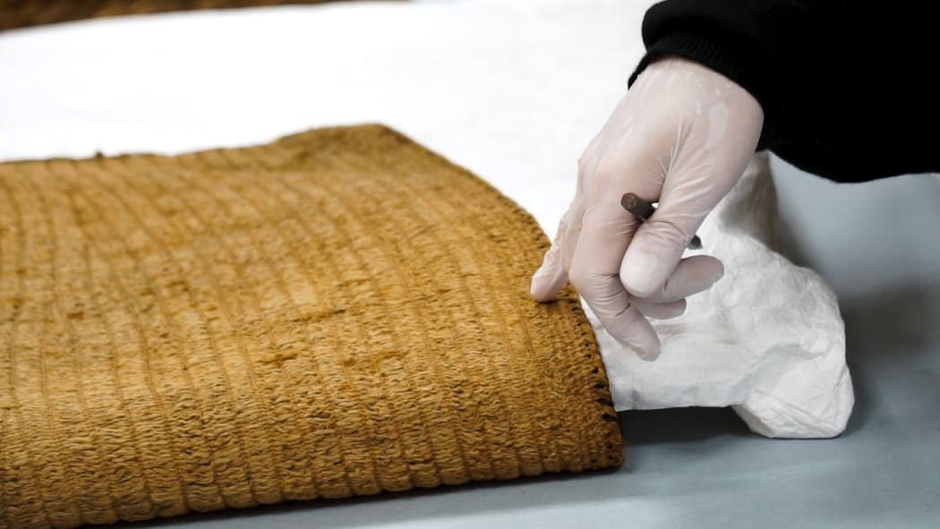 Poka shaping on a kākahu (cloak).