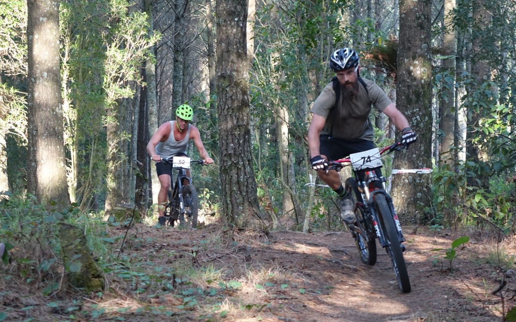 Mountainbike action Lake Mangamahoe