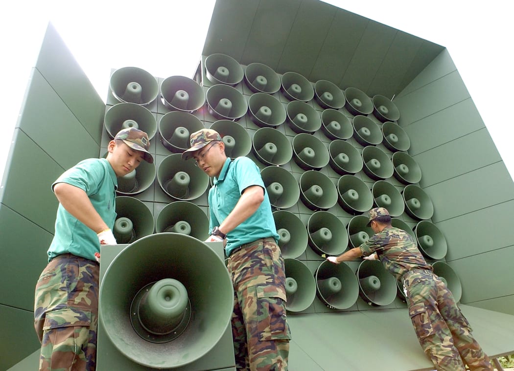 South Korean soldier tear down a battery of propaganda loudspeakers along the border with North Korea in Paju on 16 June 2004. The dismantlement followed an inter-Korean to remove all propaganda materials along the world's last Cold War frontier.AFP PHOTO/ KIM JAE-HWAN / AFP PHOTO / KIM JAE-HWAN
