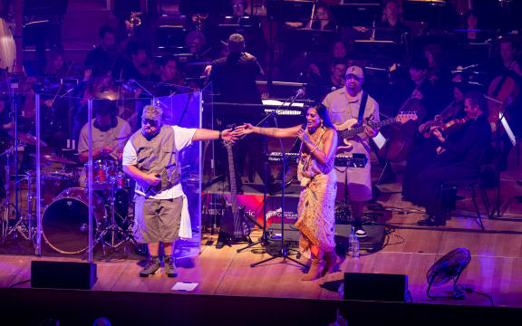Ché-Fu, Aaradhna, The Kratez and the Auckland Philharmonia on the Auckland Town Hall stage.