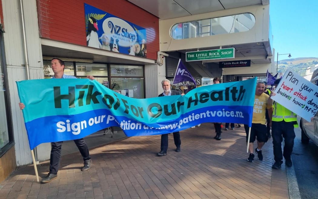 About 50 people marched through Dunedin as part of the Hīkoi for Health. They say the health system is in crisis and called on the government to urgently act. Accompanied by a bagpipe, the protesters say understaffing is putting patients at risk.