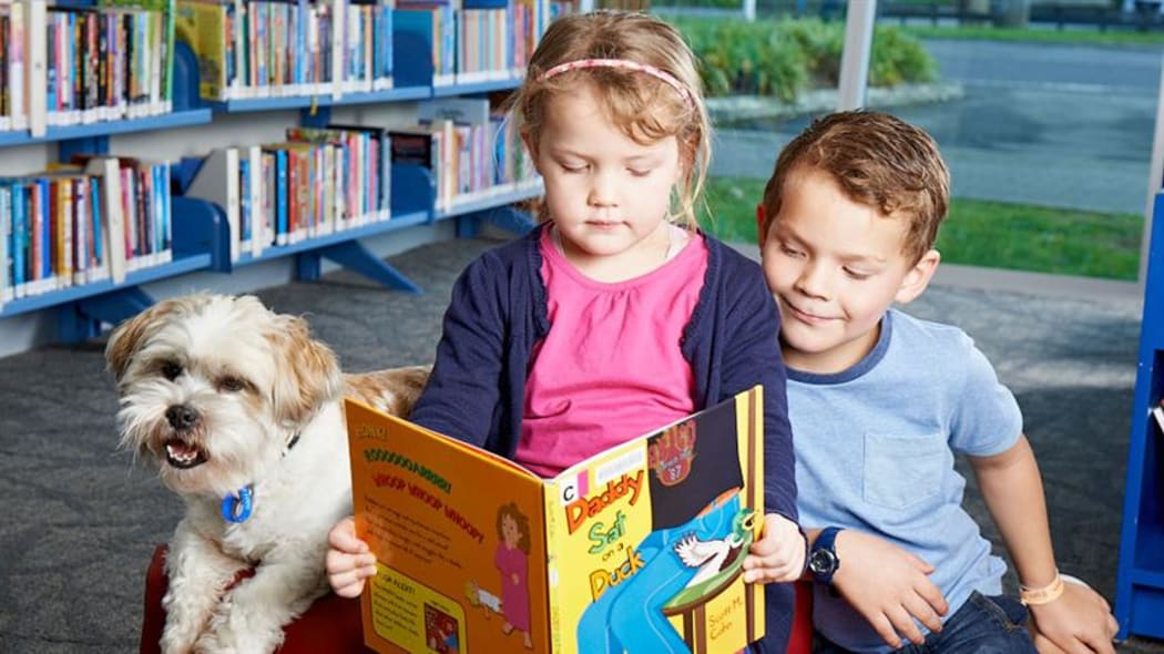 Reading to dogs in libraries | RNZ