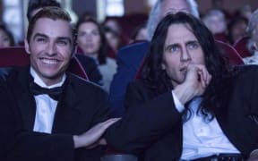 Dave Franco and James Franco in The Disaster Artist.