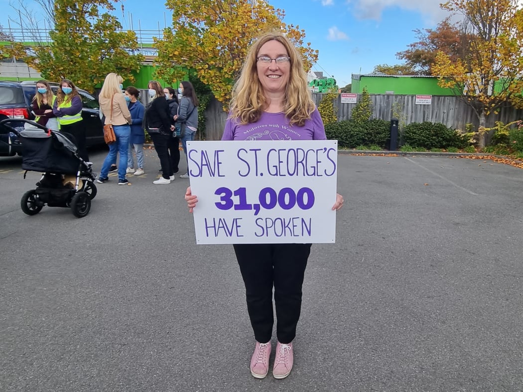 Sheena Ross from Rata Midwives, which organised the petition, told the crowd Christchurch women deserve more choices in maternity care.