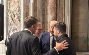 France's President Emmanuel Macron, Britain's Prime Minister Keir Starmer and US President Donald Trump speak with Ukraine's President Volodymyr Zelensky on the sidelines of Pope Francis's funeral at St. Peter's Basilica at the Vatican. (Photo by Handout / UKRAINIAN PRESIDENTIAL PRESS SERVICE / AFP) / RESTRICTED TO EDITORIAL USE - MANDATORY CREDIT "AFP PHOTO / UKRAINIAN PRESIDENTIAL PRESS SERVICE" - NO MARKETING NO ADVERTISING CAMPAIGNS - DISTRIBUTED AS A SERVICE TO CLIENTS