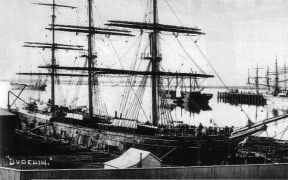 The SS Dunedin loading at Port Chalmers in 1882. The 1320 ton, 73 metre Dunedin was built by Robert Duncan and Co at Port Glasgow in 1874. In 1881 she was refitted with a Bell Coleman refrigeration machine with which, in 1882 she took the first frozen load of meat from New Zealand to the United Kingdom.