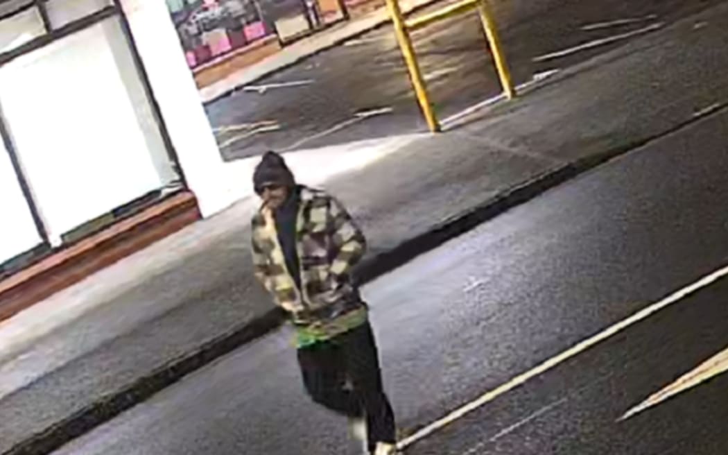 Police have issued an image and are appealing for information from the public following an assault on a woman in Papatoeteoe on 9 May.