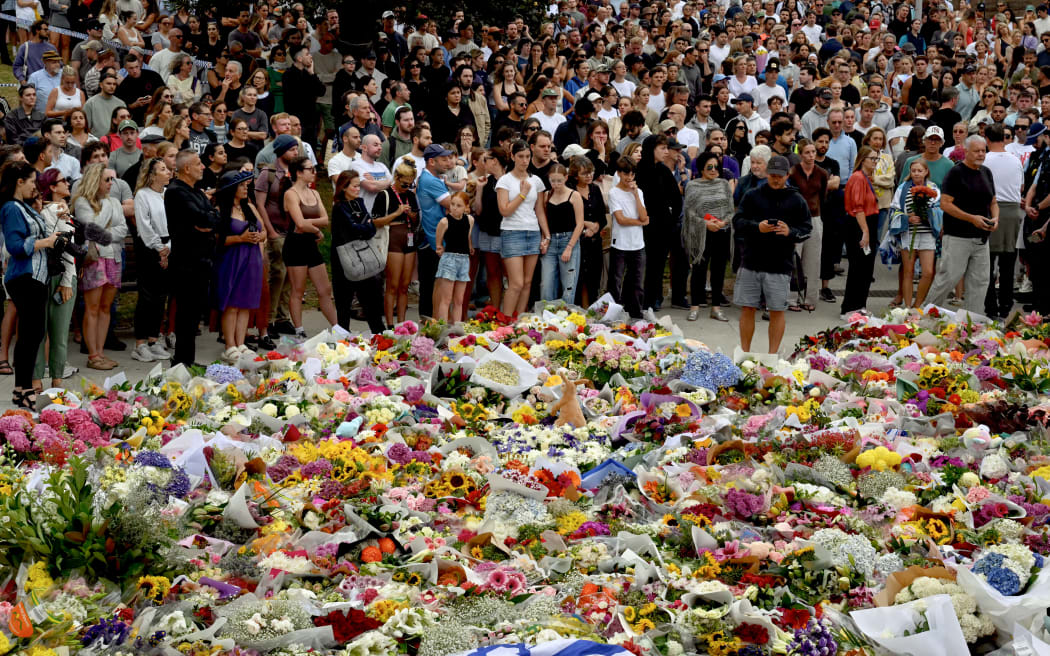 Communities pay tribute to Bondi shooting victims in Sydney and Melbourne  vigils | RNZ News