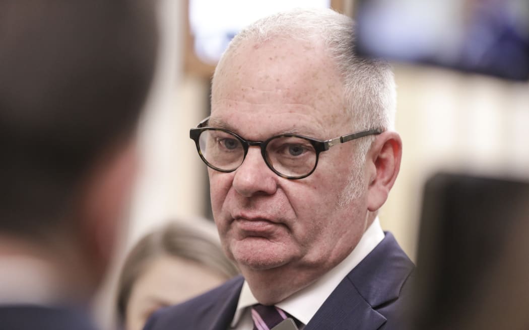 The State Services Commissioner, Peter Hughes, has given public service chief executives an extra week's annual leave to make up for the financial hit they have taken since losing their performance pay.
