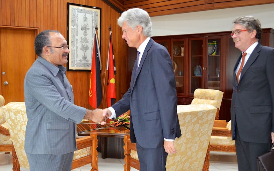Papua New Guinea Prime Minister, Peter O’Neill, meets Total’s Vice-President Mr. Arnaud Breavillac.