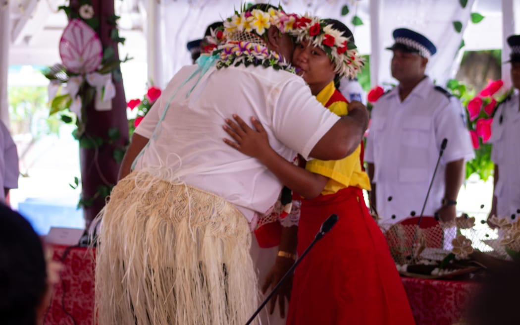 Ulu-o-Tokelau hugs Tialeniu pupil during the gifting ceremony at the Fakanofoga 2025.