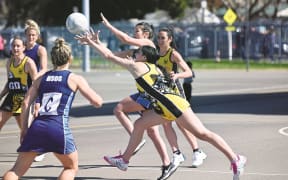 Netball HSOG v WOG - Courtney Stubbins, Ruby Westrupp