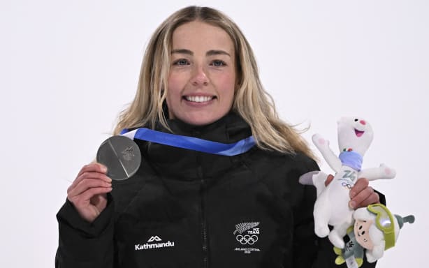 Watch: Zoi Sadowski-Synnott wins silver in snowboarding big air