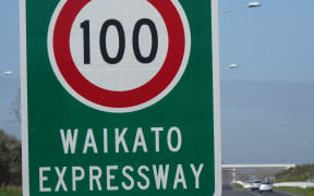 A road sign on the Waikato Expressway, showing the speed limit.