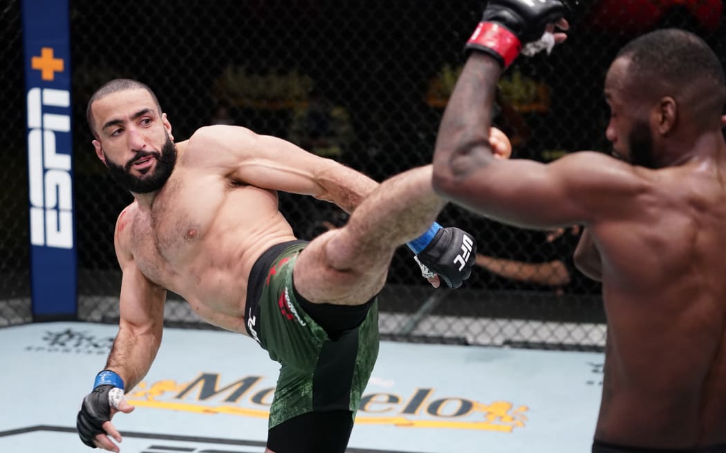 Bulal Muhammad kicks Leon Edwards.