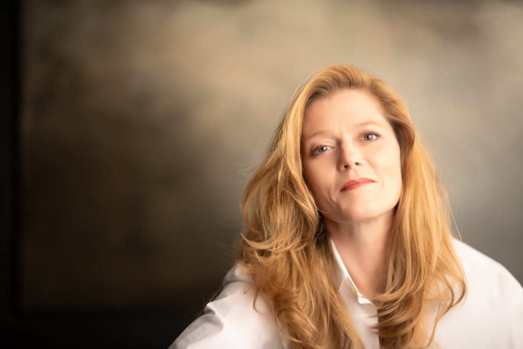 Headshot of soprano/conductor Barbara Hannigan