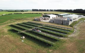 ifth generation vege grower Robin Oakley has installed a 220 kilowatt solar operation to power the processing and packing site in Southbridge.
