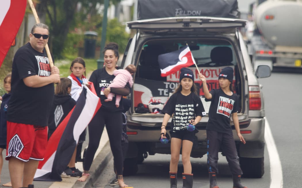 Whānau in Tīrau greet Hīkoi mō Te Tiriti convoy as it makes its way to Rotorua.