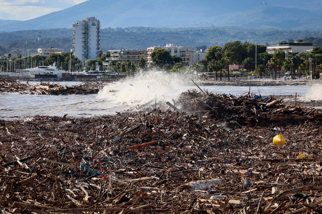 In the aftermath of the ALEX storm in the Alpes Maritimes, the damages caused are impressive. The floods of the Nicois hinterland took away many trees and waste that invaded the bay of Saint Laurent du Var.