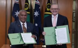 Jotham Napat and Anthony Albanese signed the Nakamal agreement after months of negotiations. (ABC News: Adam Kennedy)