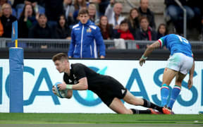 Jordie Barret scoring a try against Italy