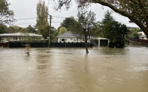 The Ōpāwaho/Heathcote River in Beckenham has risen significantly since this morning. There's at least a dozen houses surrounded by the flood waters, with Eastern Terrace completely submerged in many places.